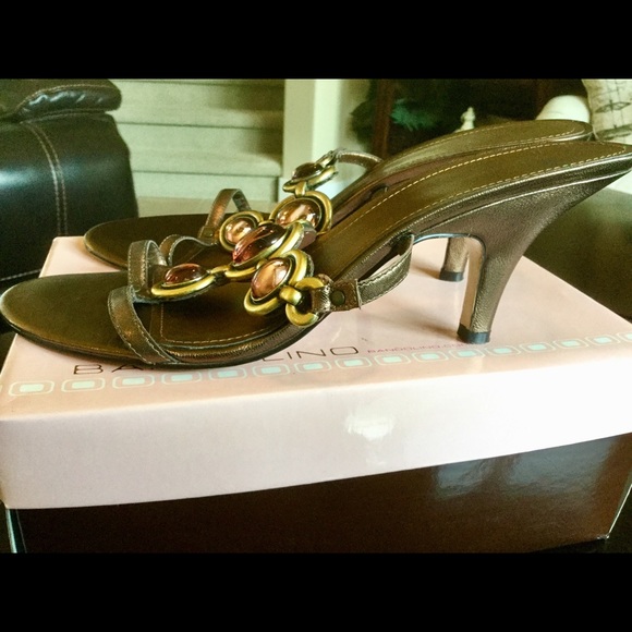 LN BEAUTIFUL JEWELED 3” HEELS IN ORG BOX. LOVELY NEUTRAL COLOR. - Picture 5 of 8